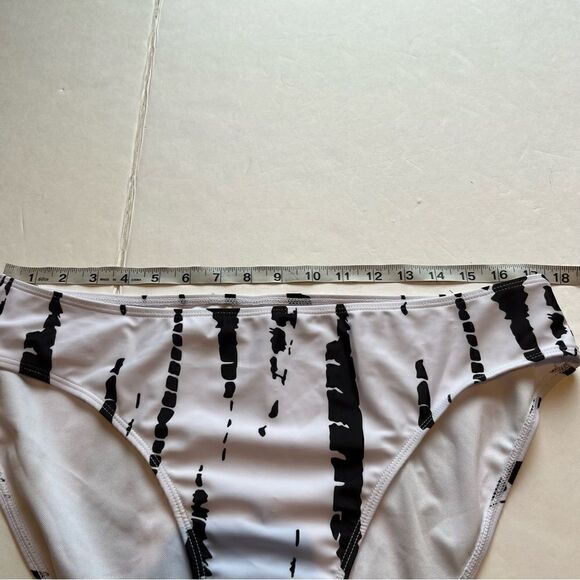 Shein Women's Swim Bikini Bottom 3XL White with long black marks - Picture 5 of 7